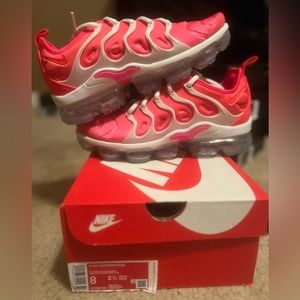 W Air Vapormax Plus ‘Platinum Tint/Flash Crimson’